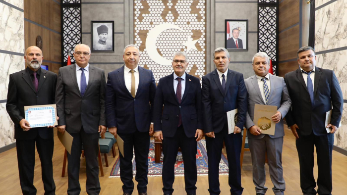 Patates Araştırma Enstitüsüne Vali Çelikten Başarı Belgesi